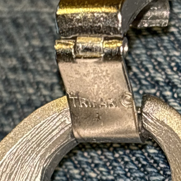 Vintage signed  Trifari gold and silver colored bracelet - Picture 8 of 9